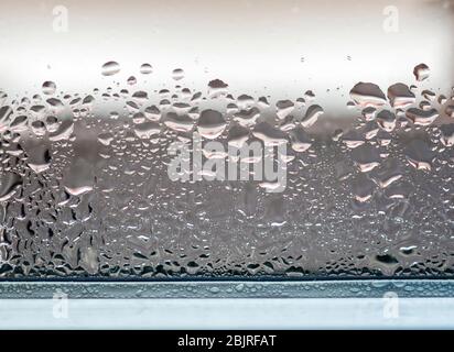 Selektiver Fokus auf Wasserkondensation auf Fensterglas. Feuchtigkeit im Haus. Feuchtigkeit zu Hause. Stockfoto