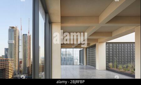 Obere Außenterrasse mit Garten und Blick auf die Stadt. 25 Cabot Square, London, Großbritannien. Architekt: Carmody Groarke, 2019. Stockfoto