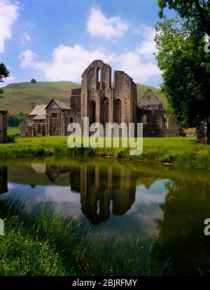 Valle Crucis Abbey, Llangollen, Wales, UK, Blick über die Abtei Fischteich zum E-Ende der Kirche (Presbyterium) mit S Querschiff & E Range zu L. Stockfoto