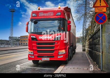 Red Next Generation Scania R500 LKW und Anhänger von Hämeen Trukkinostot Oy auf städtischem Gelände an einem sonnigen Morgen. Helsinki, Finnland. 30. April 2020. Stockfoto