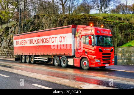 Red Next Generation Scania R500 LKW und Anhänger von Hämeen Trukkinostot Oy auf städtischem Gelände an einem sonnigen Morgen. Helsinki, Finnland. 29. April 2020. Stockfoto