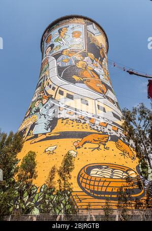 Kraftwerk Kühlturm in Soweto Townships, Johannesburg, Südafrika an einem sonnigen Tag Stockfoto