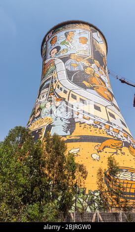Kraftwerk Kühlturm in Soweto Townships, Johannesburg, Südafrika an einem sonnigen Tag Stockfoto