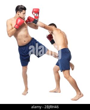 Attraktive junge Kickboxer kämpfen auf weißem Hintergrund Stockfoto