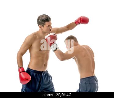 Attraktive junge Boxer kämpfen auf weißem Hintergrund Stockfoto