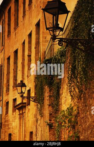 Straße und Straße Laterne Detail in der mittelalterlichen Stadt Sarlat la Caneda, Dordogne, Frankreich Stockfoto