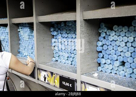 Blaue Kerzen in lourdes, Detail des katholischen Glaubens und Glaubens Stockfoto