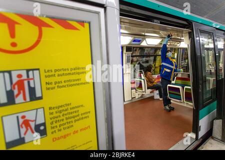 Paris, Frankreich. April 2020. Ein Mitarbeiter eines privaten Reinigungs- und Desinfektionsunternehmens desinfiziert die U-Bahn-Züge in Vincennes bei Paris, Frankreich, 30. April 2020. Zwei Wochen vor der Ingangsetzen des Ausstieges stieg die Zahl der französischen Coronavirus-Todesfälle auf 24,087, während die Krankenhausaufenthalte und Patienten auf der Intensivstation am Mittwoch weiter zurückgingen. Kredit: Aurelien Morissard/Xinhua/Alamy Live News Stockfoto