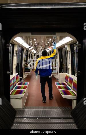 Paris, Frankreich. April 2020. Ein Mitarbeiter eines privaten Reinigungs- und Desinfektionsunternehmens desinfiziert die U-Bahn-Züge in Vincennes bei Paris, Frankreich, 30. April 2020. Zwei Wochen vor der Ingangsetzen des Ausstieges stieg die Zahl der französischen Coronavirus-Todesfälle auf 24,087, während die Krankenhausaufenthalte und Patienten auf der Intensivstation am Mittwoch weiter zurückgingen. Kredit: Aurelien Morissard/Xinhua/Alamy Live News Stockfoto