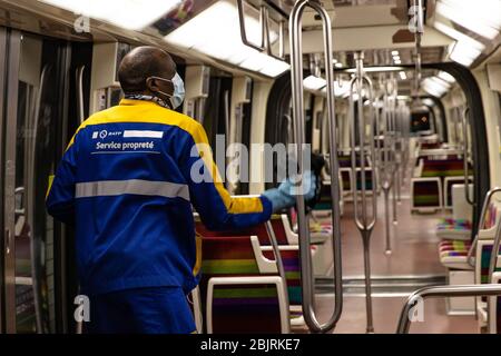 Paris, Frankreich. April 2020. Ein Mitarbeiter eines privaten Reinigungs- und Desinfektionsunternehmens desinfiziert die U-Bahn-Züge in Vincennes bei Paris, Frankreich, 30. April 2020. Zwei Wochen vor der Ingangsetzen des Ausstieges stieg die Zahl der französischen Coronavirus-Todesfälle auf 24,087, während die Krankenhausaufenthalte und Patienten auf der Intensivstation am Mittwoch weiter zurückgingen. Kredit: Aurelien Morissard/Xinhua/Alamy Live News Stockfoto