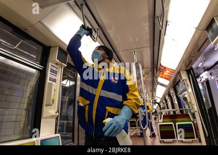 Paris, Frankreich. April 2020. Mitarbeiter eines privaten Reinigungs- und Desinfektionsunternehmens desinfizieren die U-Bahn-Züge in Vincennes bei Paris, Frankreich, 30. April 2020. Zwei Wochen vor der Ingangsetzen des Ausstieges stieg die Zahl der französischen Coronavirus-Todesfälle auf 24,087, während die Krankenhausaufenthalte und Patienten auf der Intensivstation am Mittwoch weiter zurückgingen. Kredit: Aurelien Morissard/Xinhua/Alamy Live News Stockfoto