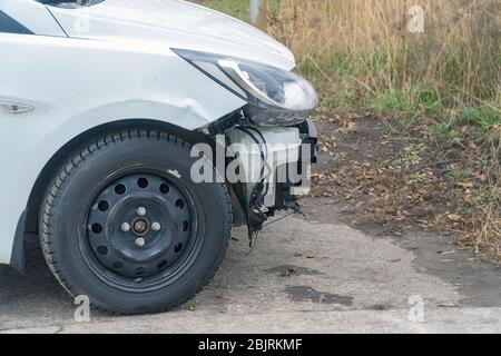 Ein weißes Auto ohne Stoßstange vorne. Seitenansicht Stockfoto
