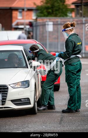 Eine Frau wird für einen Coronavirus-Test an der mobilen Schlüsselarbeiter-Coronavirus-Teststation im Ashton Gate Stadion in Bristol geschwommen. Stockfoto