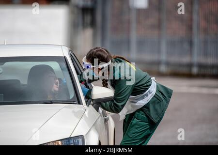 Eine Frau wird für einen Coronavirus-Test an der mobilen Schlüsselarbeiter-Coronavirus-Teststation im Ashton Gate Stadion in Bristol geschwommen. Stockfoto