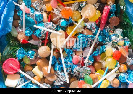 Nahaufnahme eines bunten Sortiments von Lutschern und Bonbons. Stockfoto