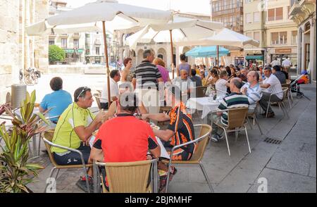 Viele Menschen und Touristen essen und trinken auf den Terrassen der Stadt. Zamora, Spanien. Stockfoto