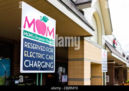 Herndon, USA - 27. April 2020: Virginia Fairfax County Gebäude Außenschild in Parkplatz für Elektroauto laden von Mama's Organic Market Store s Stockfoto