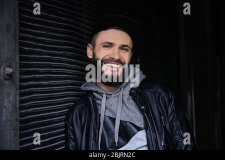Attraktiver junger Hipster in Lederjacke auf der City Street Stockfoto