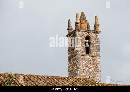 Rustikale Kirchenglocken in einer Altstadt in der Toskana, Italien Stockfoto
