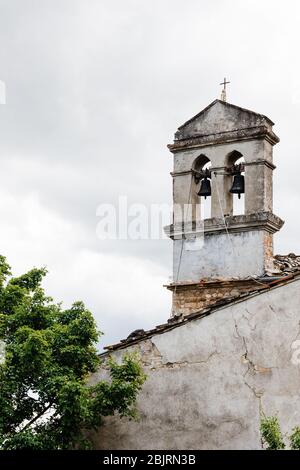Rustikale Kirchenglocken in einer Altstadt in der Toskana, Italien Stockfoto