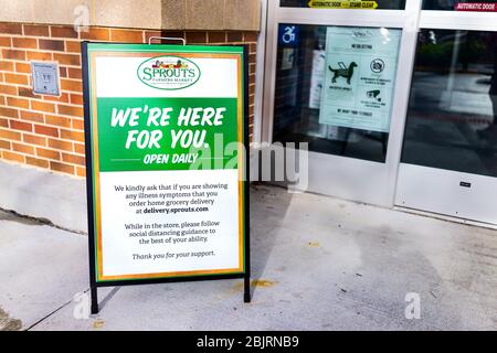 Herndon, USA - 27. April 2020: Sprossen Farmers Marktschild für Lebensmittelgeschäft Eingang für soziale Distanzierung Lieferung während Coronavirus Covid-19 epide Stockfoto