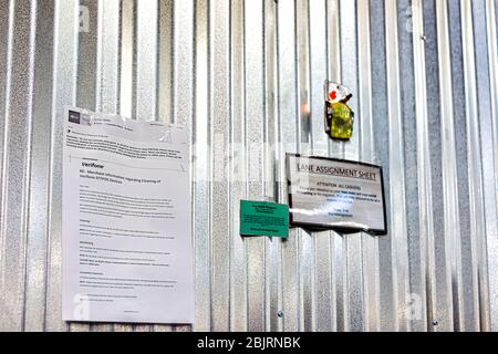 Herndon, USA - 27. April 2020: Sprossen Bauern Marktschild für Lebensmittelgeschäft Mitarbeiter und Reinigungssicherheit soziale Distanzierung beim Coronavirus Covid- Stockfoto