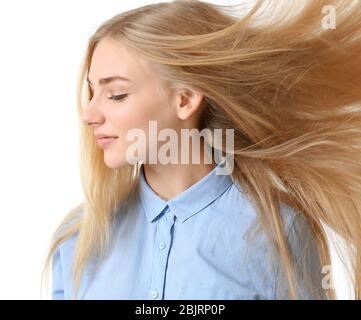 Schöne Frau in blauem Hemd auf weißem Hintergrund Stockfoto