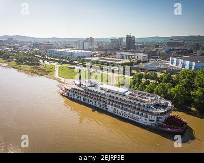 Das amerikanische Sternraddampfer der Queen liegt am Harris River Front Park am Ohio River in Huntington, West Virginia. Stockfoto