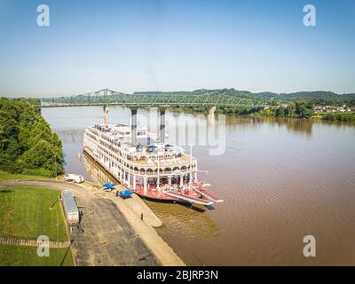 Das amerikanische Sternraddampfer der Queen liegt am Harris River Front Park am Ohio River in Huntington, West Virginia. Stockfoto