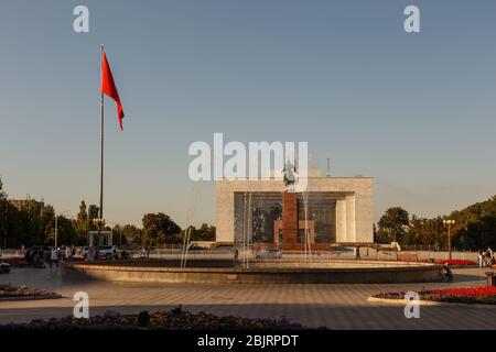 Bischkek, Kirgisistan - 18. September 2019: Held Manas Statue und Staatliches Geschichtsmuseum. Ala Too Square. Stockfoto