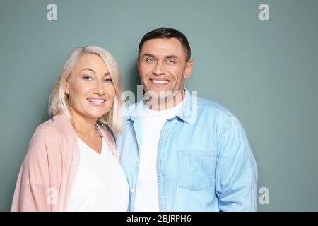 Nettes Paar mittleren Alters auf farbigem Hintergrund Stockfoto