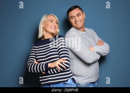 Nettes Paar mittleren Alters auf farbigem Hintergrund Stockfoto