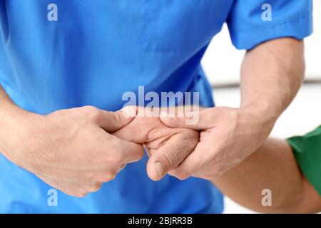 Physiotherapeut, der älteren Patienten Handmassage gibt, Nahaufnahme Stockfoto