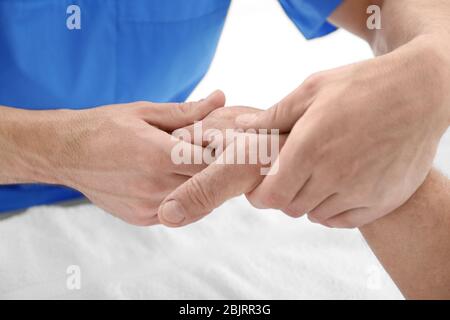 Physiotherapeut, der älteren Patienten Handmassage gibt, Nahaufnahme Stockfoto