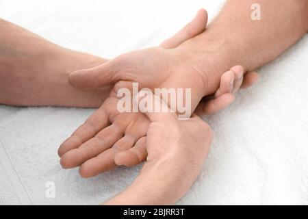 Physiotherapeut, der älteren Patienten Handmassage gibt, Nahaufnahme Stockfoto