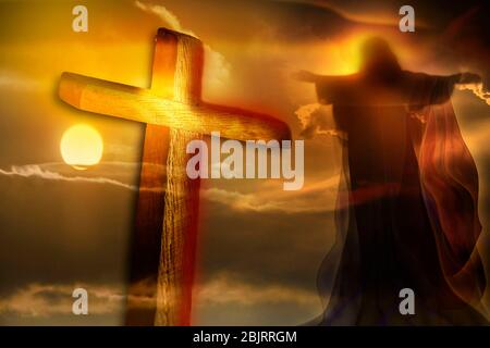Jesus Christus und Kreuz auf schönen Himmel Hintergrund. Symbol der christlichen Religion. Auferstehung Jesu. Die Kreuzigung. Stockfoto