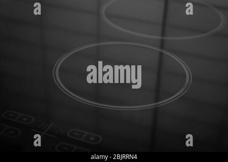 Neuer Elektroherd mit Induktionskochfeld in der Küche, Nahaufnahme Stockfoto