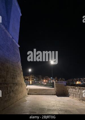 Nachtansicht des Weges in der Nähe der Festung in Saint Pauls Bay, Malta Stockfoto