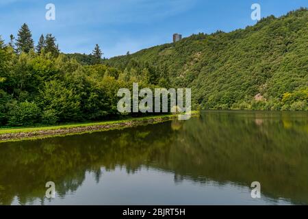 Saarschleife in Mettlach, Saarland, Blick von einem Ausflugsschiff. Die Saar-Schleife ist eines der Naturwunder in Deutschland. Stockfoto