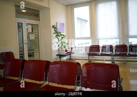 Wartezimmer mit roten Stühlen und beigefarbenem Linoleum-Fußboden Stockfoto