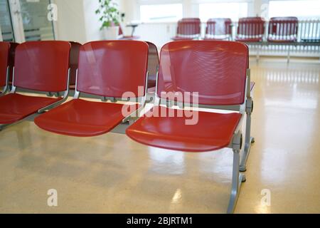 Wartezimmer mit roten Stühlen und beigefarbenem Linoleum-Fußboden Stockfoto