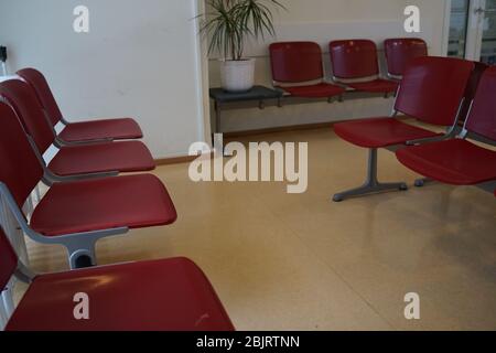 Wartezimmer mit roten Stühlen und beigefarbenem Linoleum-Fußboden Stockfoto