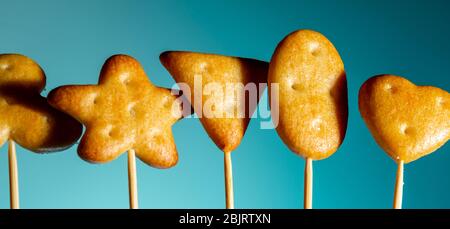 Stick Figur Cookies Stern Dreieck ovales Herz auf einem blauen Hintergrund .close up. Copy space Stockfoto
