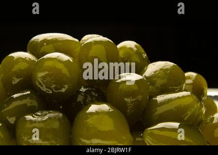 Sirup Feigen mit Hintergrundbeleuchtung auf schwarzem Hintergrund gestapelt. Stockfoto