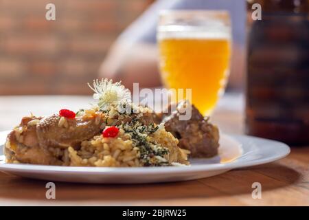 Landhuhn mit Bier in Serra da Canastra, Minas Gerais, Brasilien Stockfoto