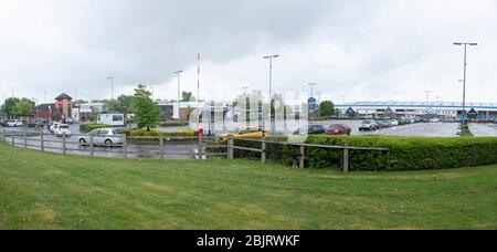 20. APRIL 2020. VENTURA PARK, TAMWORTH, STAFFORDSHIRE. Großbritannien rund 60 Autos stehen um einen Parkplatz für den Ventura Park, Tamworth, Drive-Thru KFC (Kentucky Fried Chicken), nachdem es nach der Schließung aufgrund der globalen Coronavirus (Covid-19) Pandemie wieder eröffnet. Stockfoto