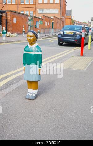 Kinderpoller vor der Avenue Road School in Clarendon Park, Leicester, England, U.K Stockfoto