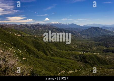 Atemberaubende Aussicht auf das Tal von San Bernardino San Bernardino Berge mit Santa Ana Berge in der Ferne sichtbar, Rim der Welt Sc Stockfoto