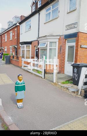 Kinderpoller vor der Avenue Road School in Clarendon Park, Leicester, England, U.K Stockfoto