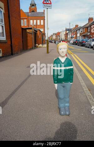 Kinderpoller vor der Avenue Road School in Clarendon Park, Leicester, England, U.K Stockfoto